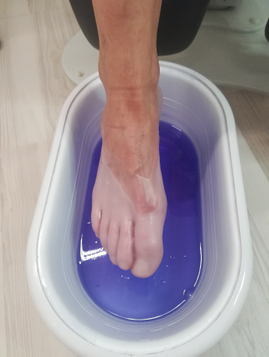 Paraffin og fodbehandling behandling er en fugtgivende behandling, som også bruges til let smertestillende behandling af ømme led og muskler.     Giver fugt, varme til huden og øger blodcirkulationen. Behandlingen bruges til foden med den tørre hud, eksemhud, fødder med gigt, fødder med nedsat blodomløb.